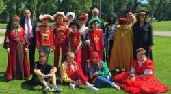 Mittelalterliche Gestalten ziehen für das Projekt "Parks machen Schule" durch den Fredenbaumpark
